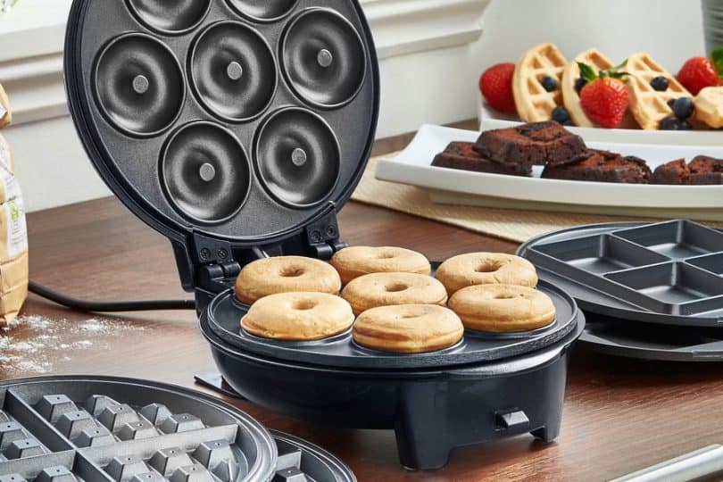 Bestron Machine à Donuts Rétro - 700W Pour 7 Donuts, Revêtement Antiadhésif, Idéale Brunch Et Café